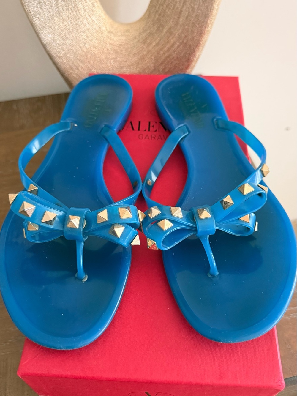 Valentino Garavani Blue Rockstud Bow Jelly Thong Sandals - Gold Studs